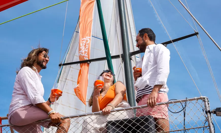 Image 6: Paseo en barco de madera con snacks y bebidas para 1 o 2 personas