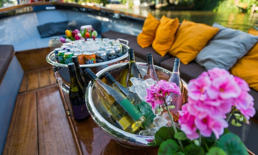 Image 4: Dobber lekker door Amsterdam op een sloep, incl. drankjes en snacks