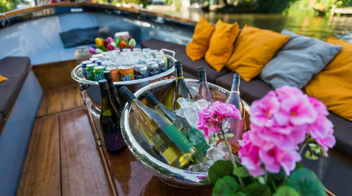 Dobber lekker door Amsterdam op een sloep, incl. drankjes en snacks