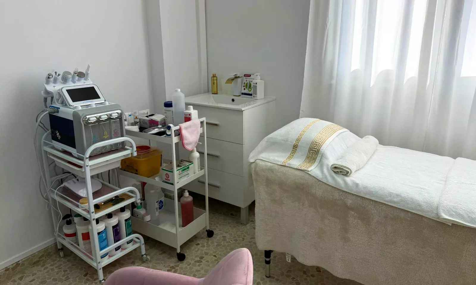 1 o 2 sesiones de limpieza facial con dispositivo de hidrolimpieza para 1 persona, ahorra hasta un 57% - Second Medium