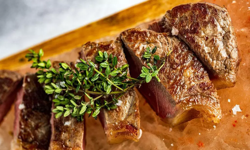 Menú degustación de tapas o menú prémium para 2 o 4 con bebidas o vino y opción a cava; ahorra hasta un 61% - Primary Image