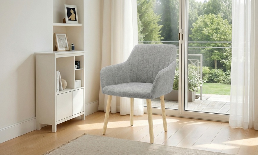 Image 7: Sillón tapizado de estilo escandinavo con patas de madera natural