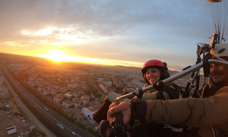 Image 2: Bautismo de vuelo en parapente sobrevolando el Guadalquivir y Córdoba