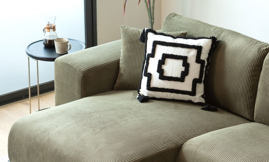 Image 4: Canapé d'angle réversible 3 places "Jambi" de Kocoon en velours côtelé