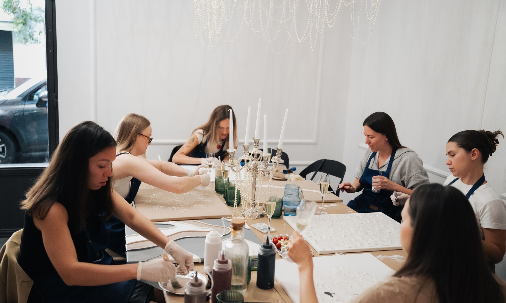 Crea tu cuadro decorativo de textura 50 x 60 cm con cava y picoteo