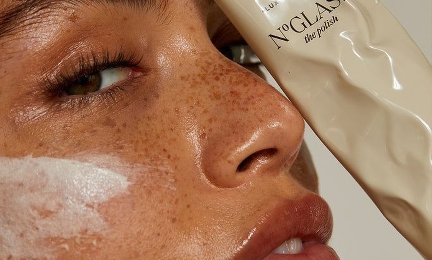 Image 1: Luxury Hydration Facial with Relaxing Massage 