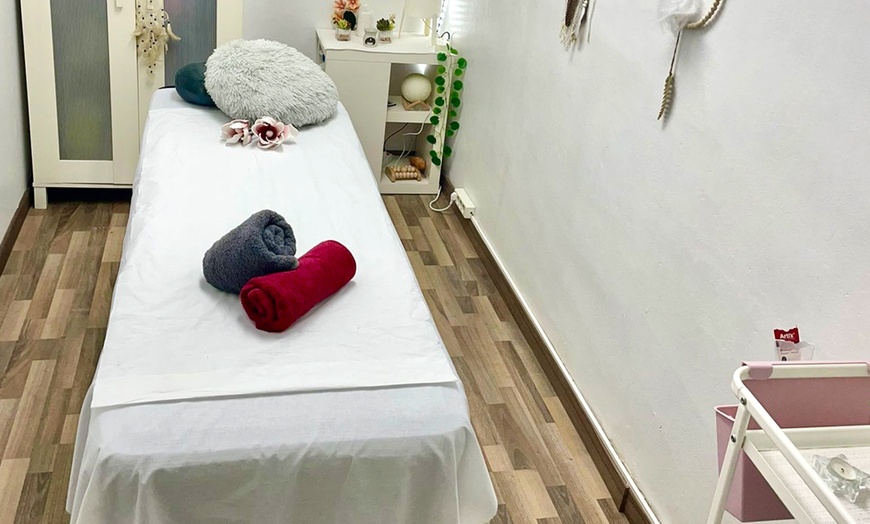 Image 2: Masaje corporal relajante de 45 o 60 minutos para 1 persona