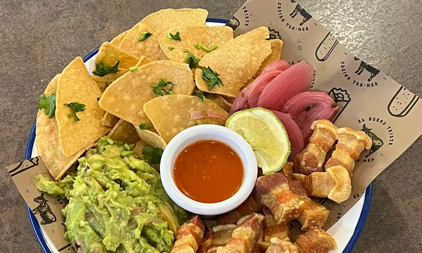 Menú de burritos con nachos, burritos y bebidas para 2 o 4 personas