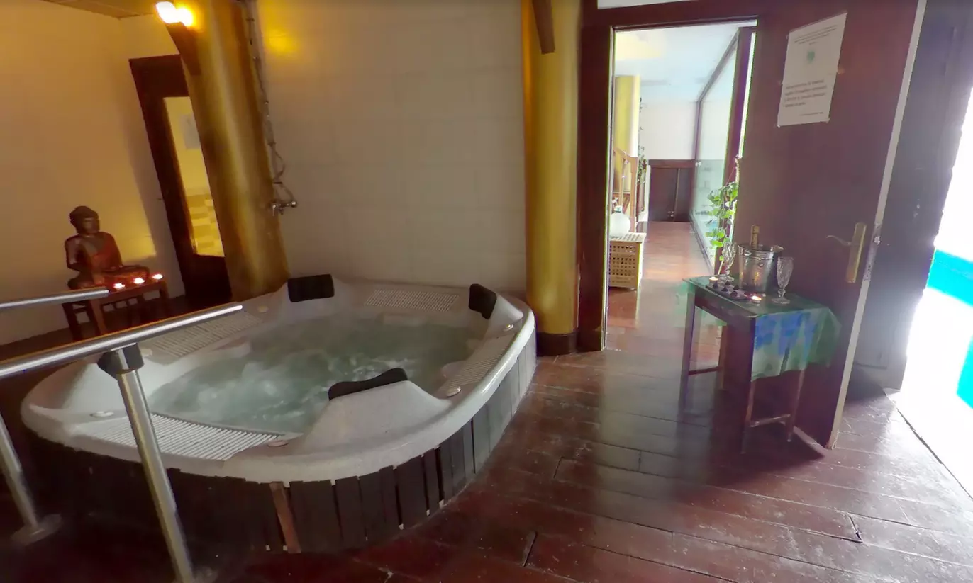 Hidromasaje privado con bombones y cava para 2 con opción a habitación