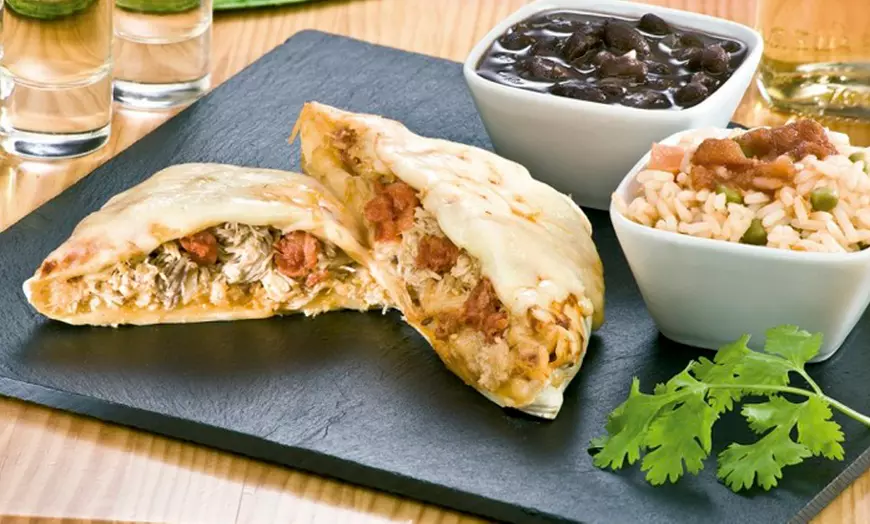 Image 3: Menú mexicano con margarita