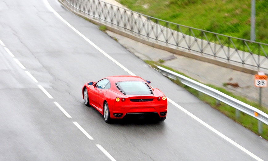 Image 2: Ruta de 7, 11 o 23 km en un Ferrari o un Lamborghini Gallardo para 1
