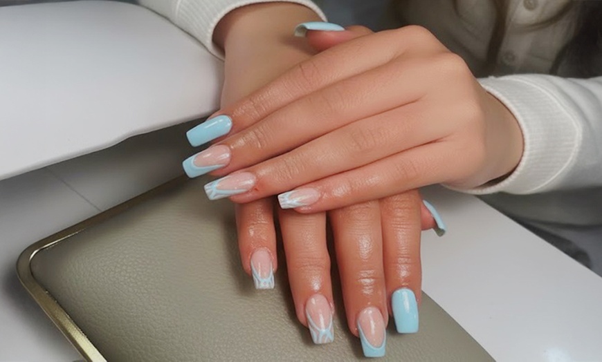 Image 1: Sesión de manicura, pedicura o ambas semipermanente orgánica y vegana 