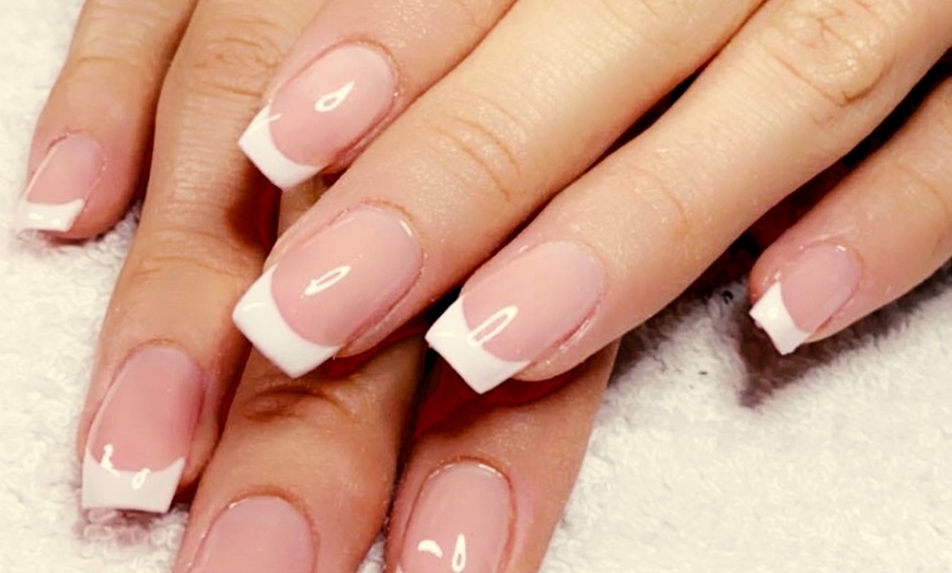 Image 3: Vernis semi-permanent sur mains et/ou pieds, option beauté des mains 