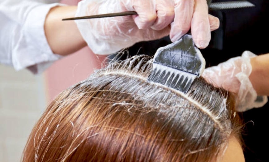 Image 3: Sesión de peluquería con opción a corte, tratamiento, tinte o mechas