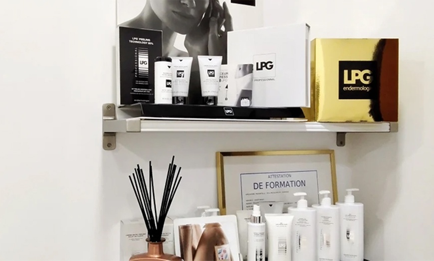 Image 5: Pose de vernis semi-permanent couleur à Divines