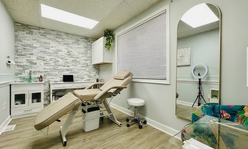 Image 2: Advanced PMU: Improve Scars & Stretch Marks for Smoother Skin