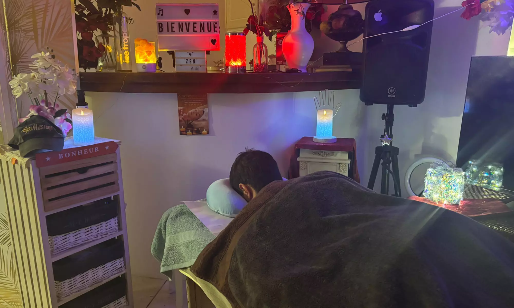 Massage relaxant avec beauté des mains ou soin du visage