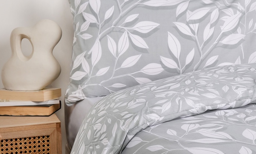 Image 3: Leaf Print Reversible Duvet Set