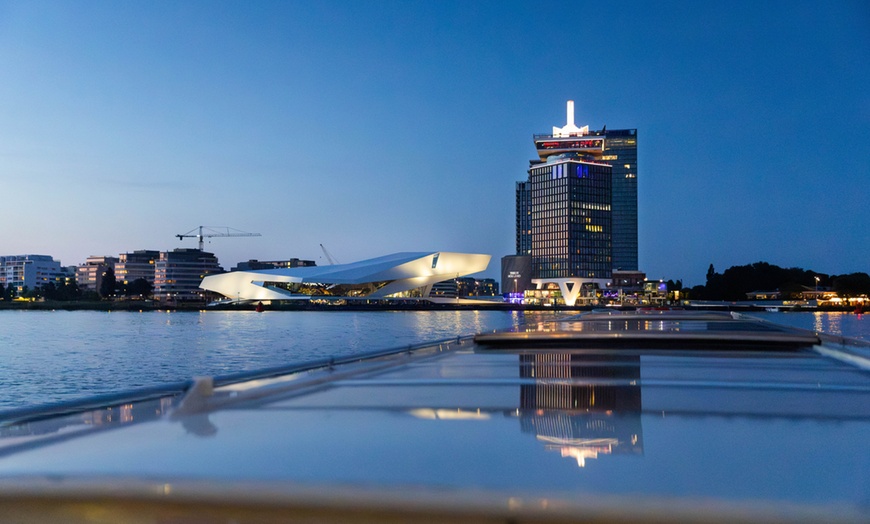 Image 22: Grachten vol lichtjes en legendes: een avondcruise door Amsterdam