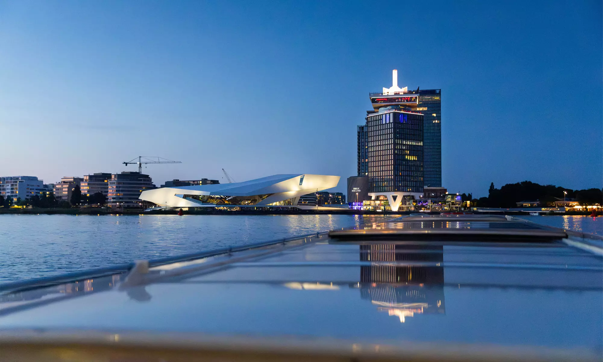 Grachten vol lichtjes en legendes: een avondcruise door Amsterdam