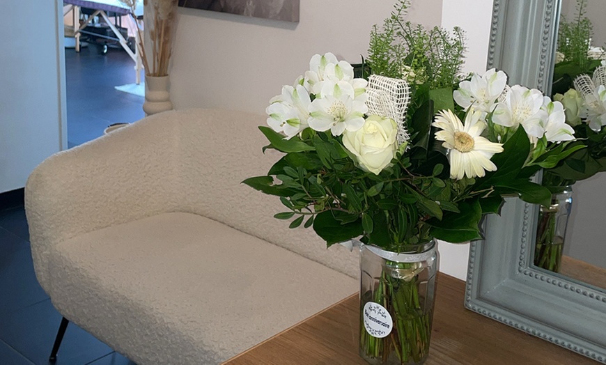 Image 7: Sourcils restructurés et cils recourbés