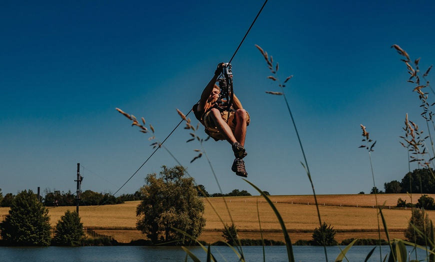 Image 2: Entrée enfant au bord d’un lac dans les Châteaux de la Loire