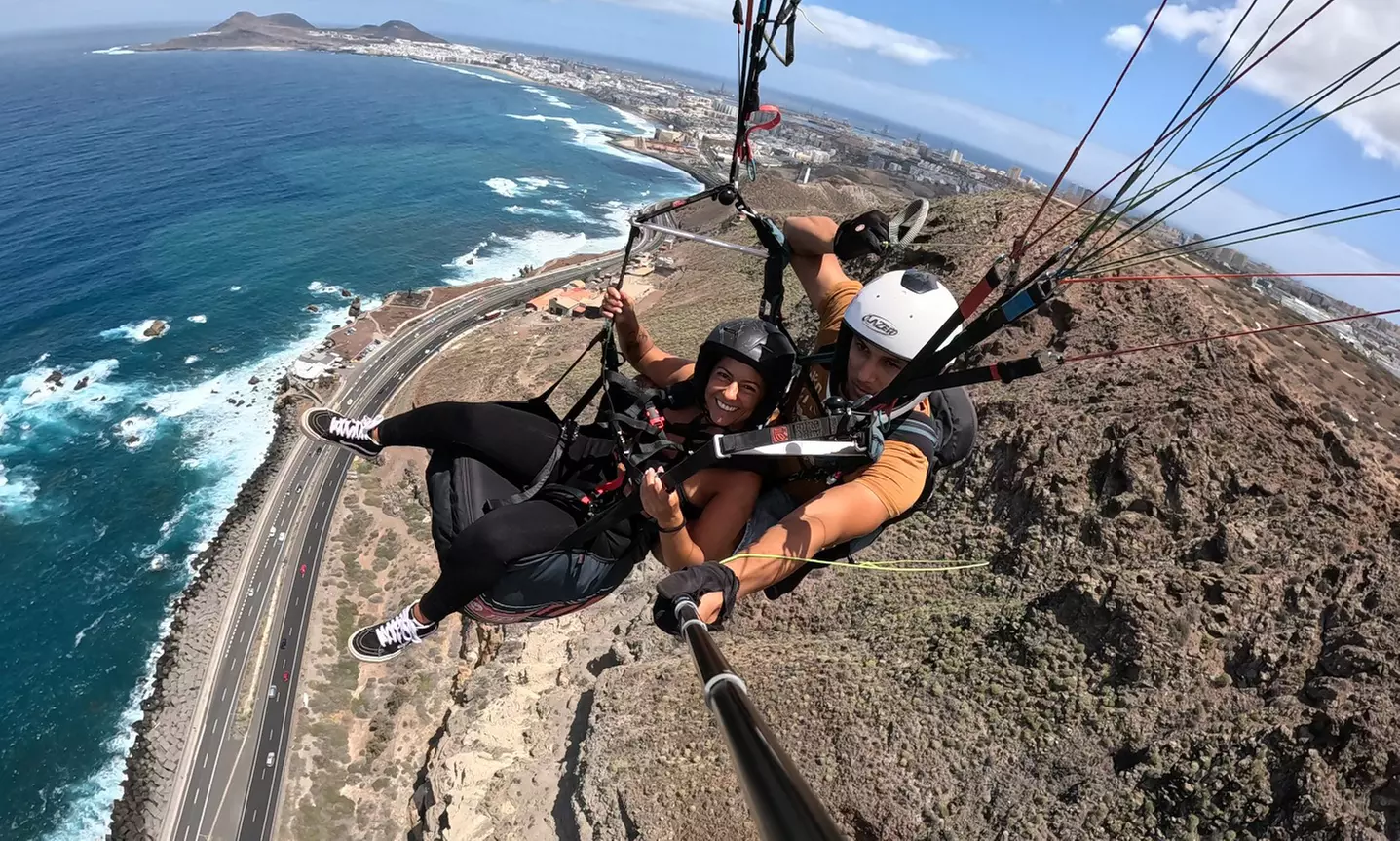 Roza las nubes: vuelo de iniciación al parapente con foto incluida