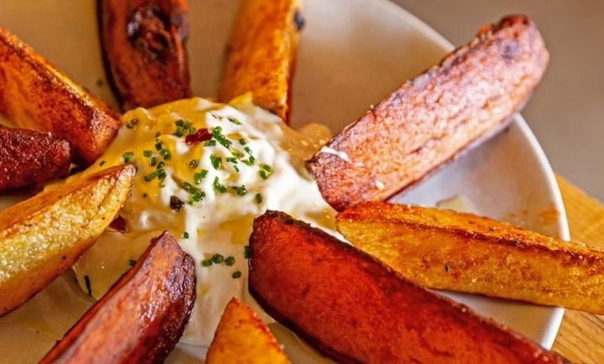 Image 28: Menú mediterráneo con postre y bebida o botella de vino para 2 o 4