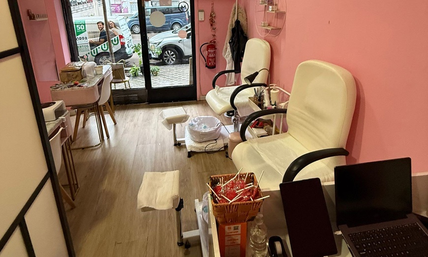 Image 11: Primera puesta de uñas con gel o acrílico y opción a diseño básico