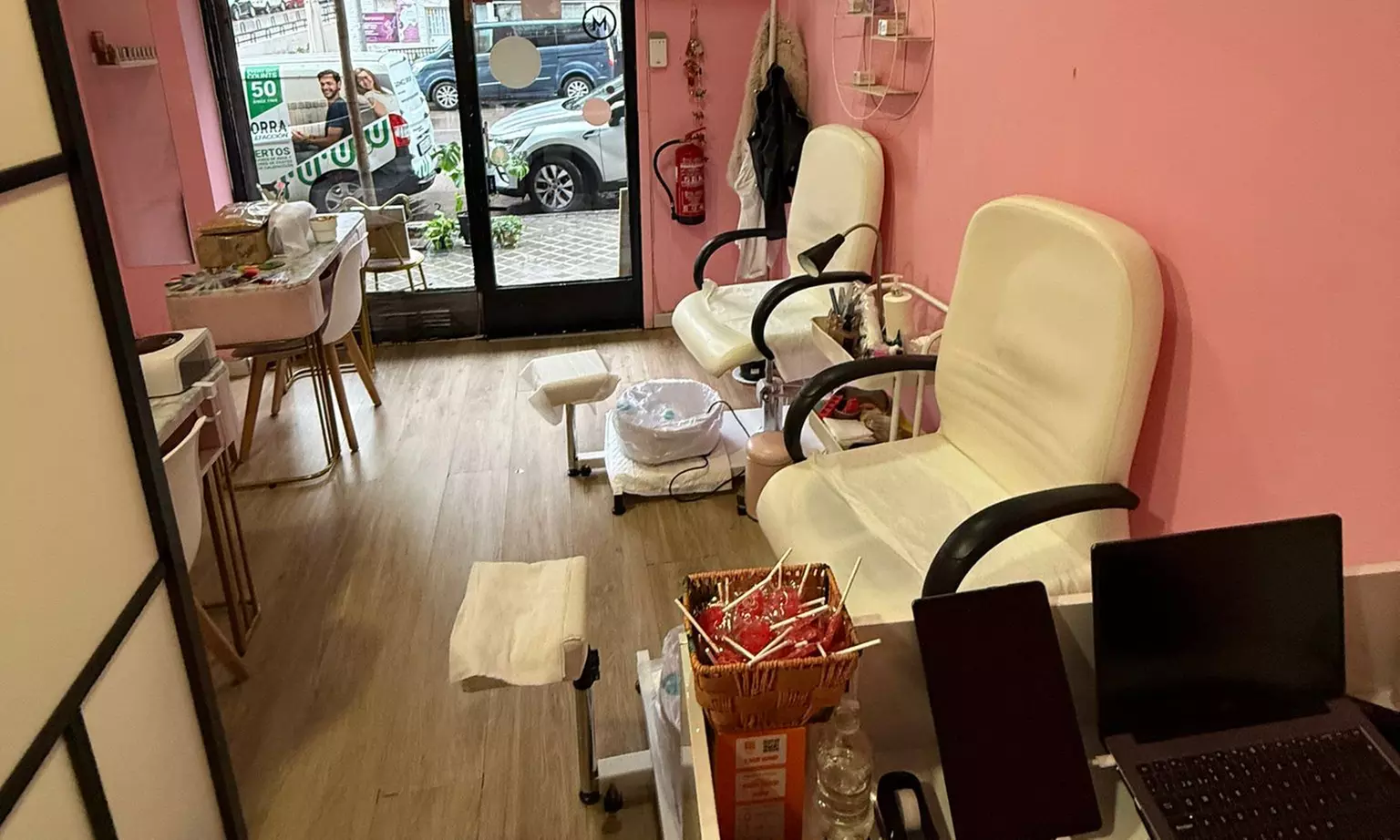 Primera puesta de uñas con gel o acrílico y opción a diseño básico