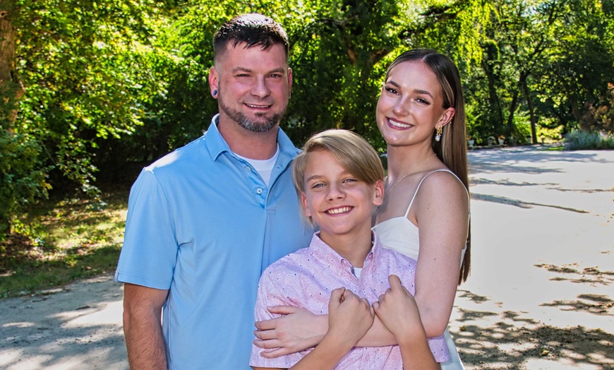 Image 7: RedRock Studio Yard: 20-Min Photo Session with Print Package Options
