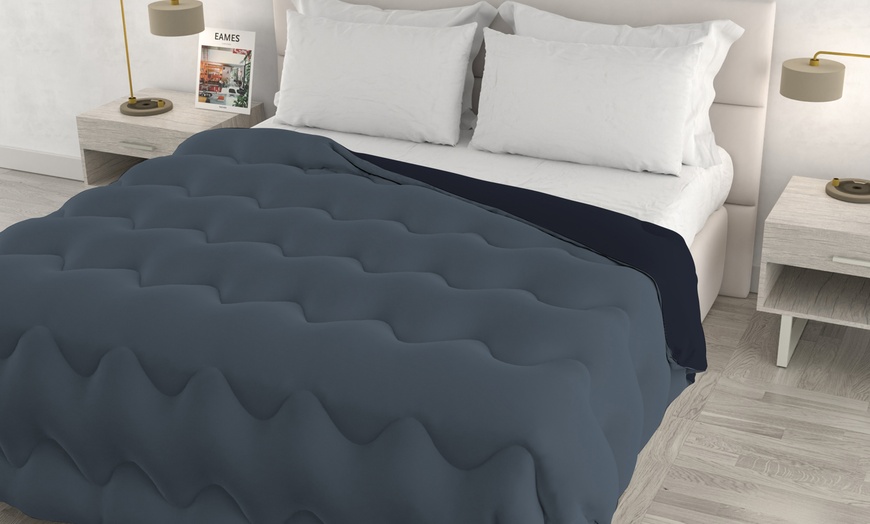 Image 8: Trapunta invernale bicolore Zoe Made in Italy