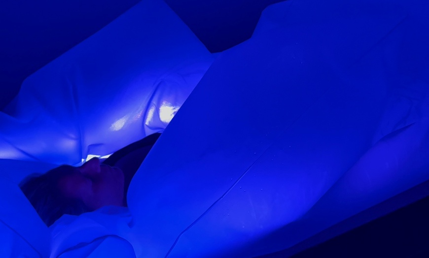 Image 8: 1 o 4 masajes personalizados o ritual con gravedad cero y haloterapia