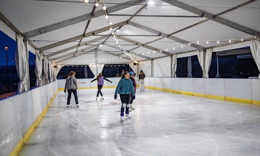 Image 2: Zimowa frajda na łyżwach z widokiem na Wawel