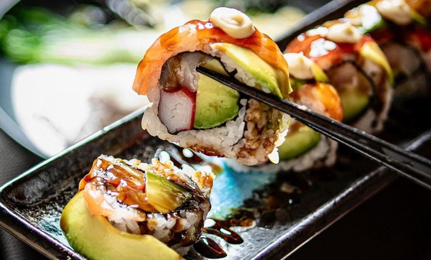 Image 16: Menú japonés para 2 o 4 personas con opciones clásicas o gourmet