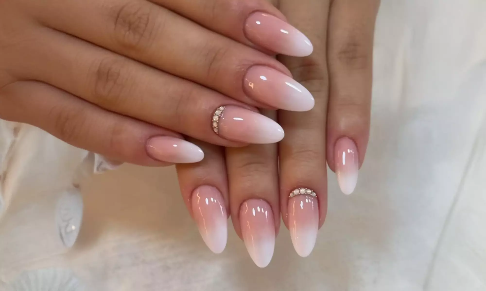 Primera puesta de uñas con gel o acrílico y opción a diseño básico