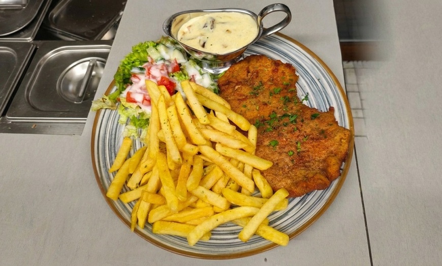 Image 2: Schnitzelgericht nach Wahl mit Pommes frites & Salat für 1-4 Personen
