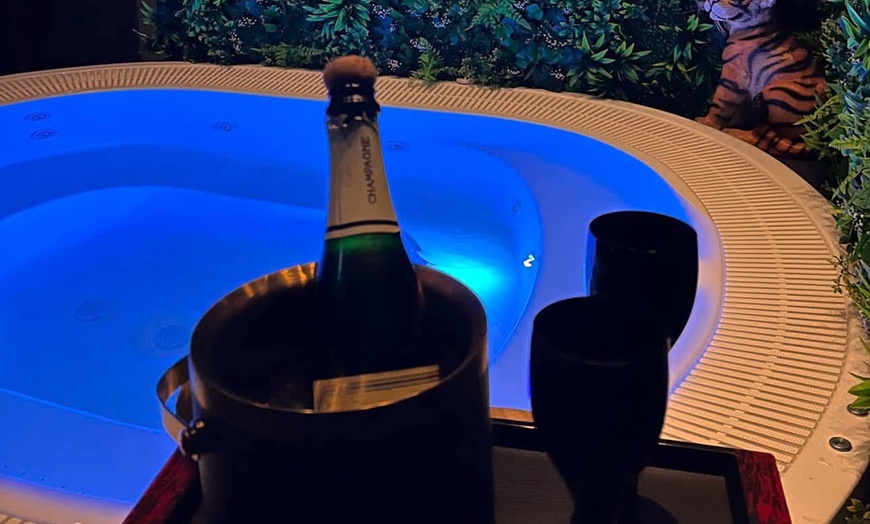 Image 6: Spa privatif dans un décor asiatique : sauna, hammam & bain à remous