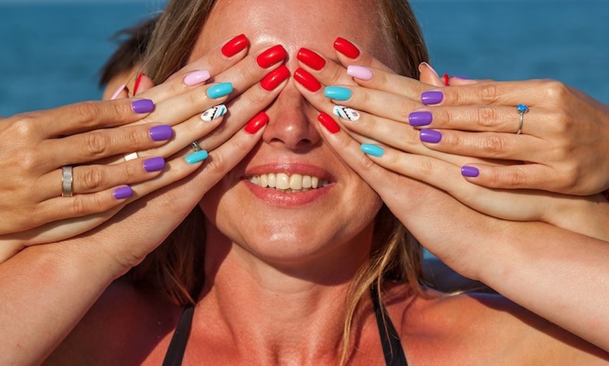 Image 1: Manicura, pedicura o manipedicura con esmaltado a elegir para 1 