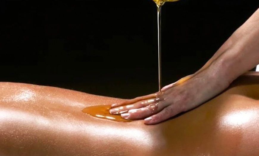Image 1: Masaje de 60 minutos a elegir entre distintas técnicas para 1 persona