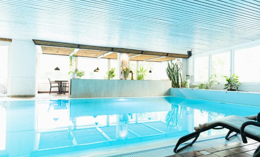 Image 2: Sauna-Wellnesstag für Damen oder Paare inkl. 3-Gänge-Menü & Sekt 