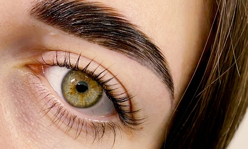 Image 3: Lifting y tinte de pestañas con vitaminas y diseño o laminado de cejas