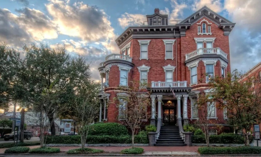 Image 4: 3-Hour Savannah Land & Sea Tour w/ Expert Guides: Adult & Child Ticket