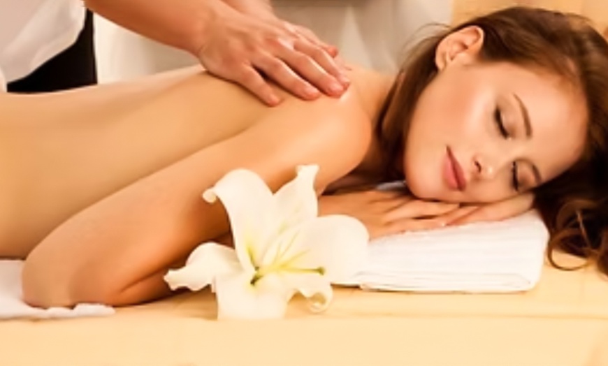 Image 2: Une parenthèse de relaxation complète pour le visage et le dos