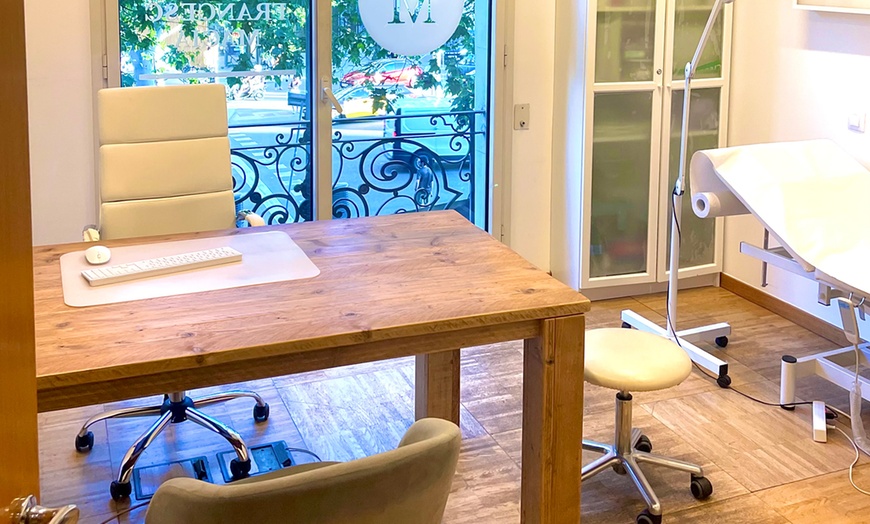 Image 4: Consigue un rostro radiante con un tratamiento de relleno facial