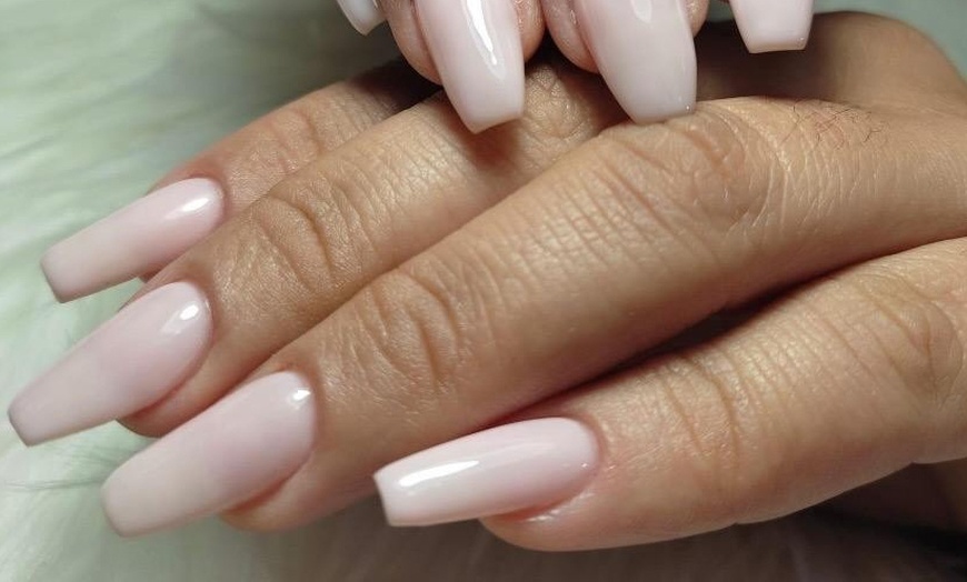 Image 19: Sesión de manicura o pedicura con esmaltado normal o semipermanente