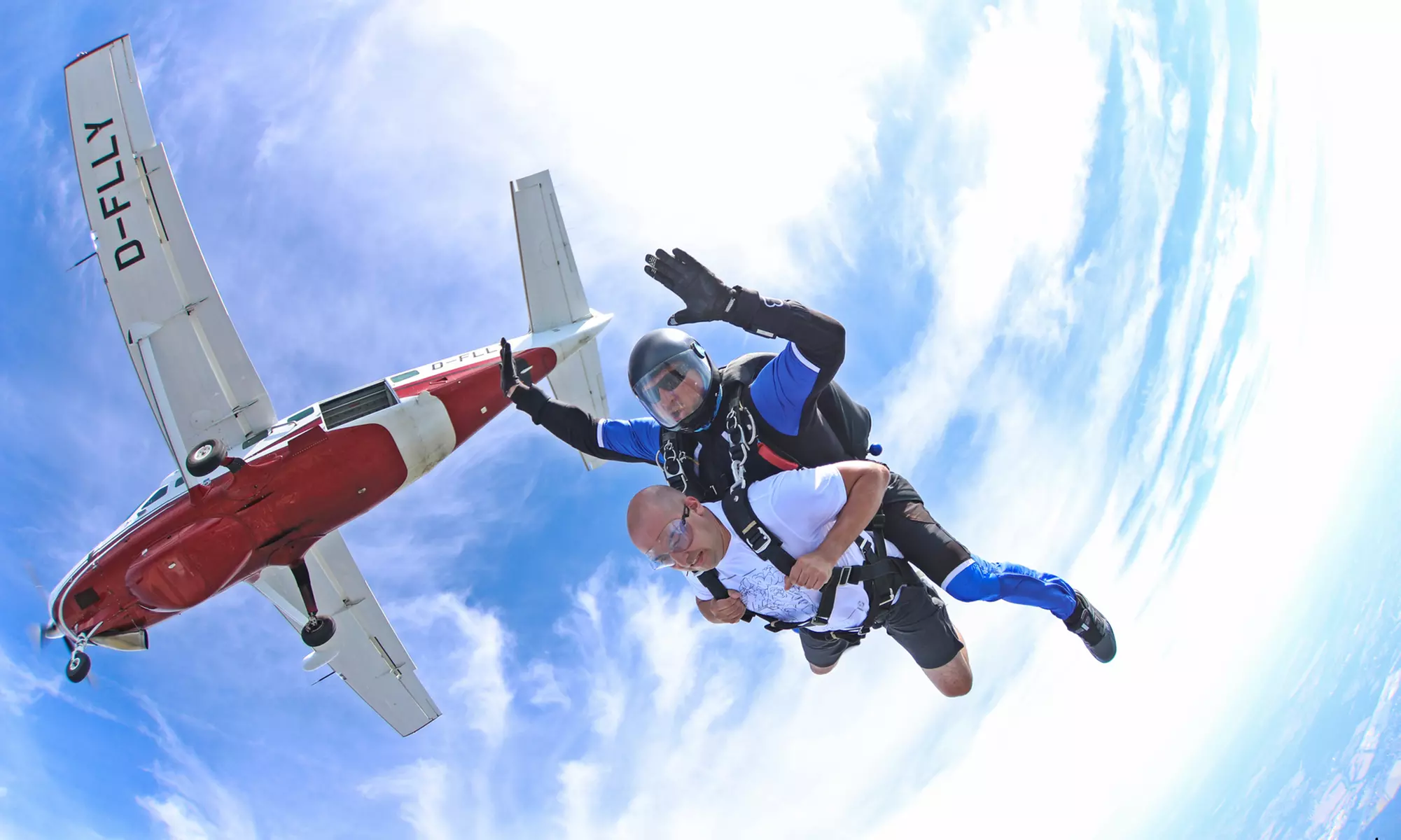 Przeżyj ekscytującą przygodę: Tandemowy skok ze spadochronem z 4000 m