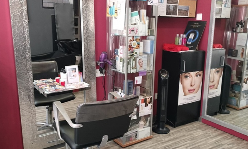 Image 2: Corte, secado y opción a mechas clásicas o tinte en raíz o completo