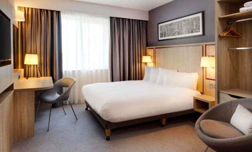 Image 4: Watford: Double Room with Welcome Drink