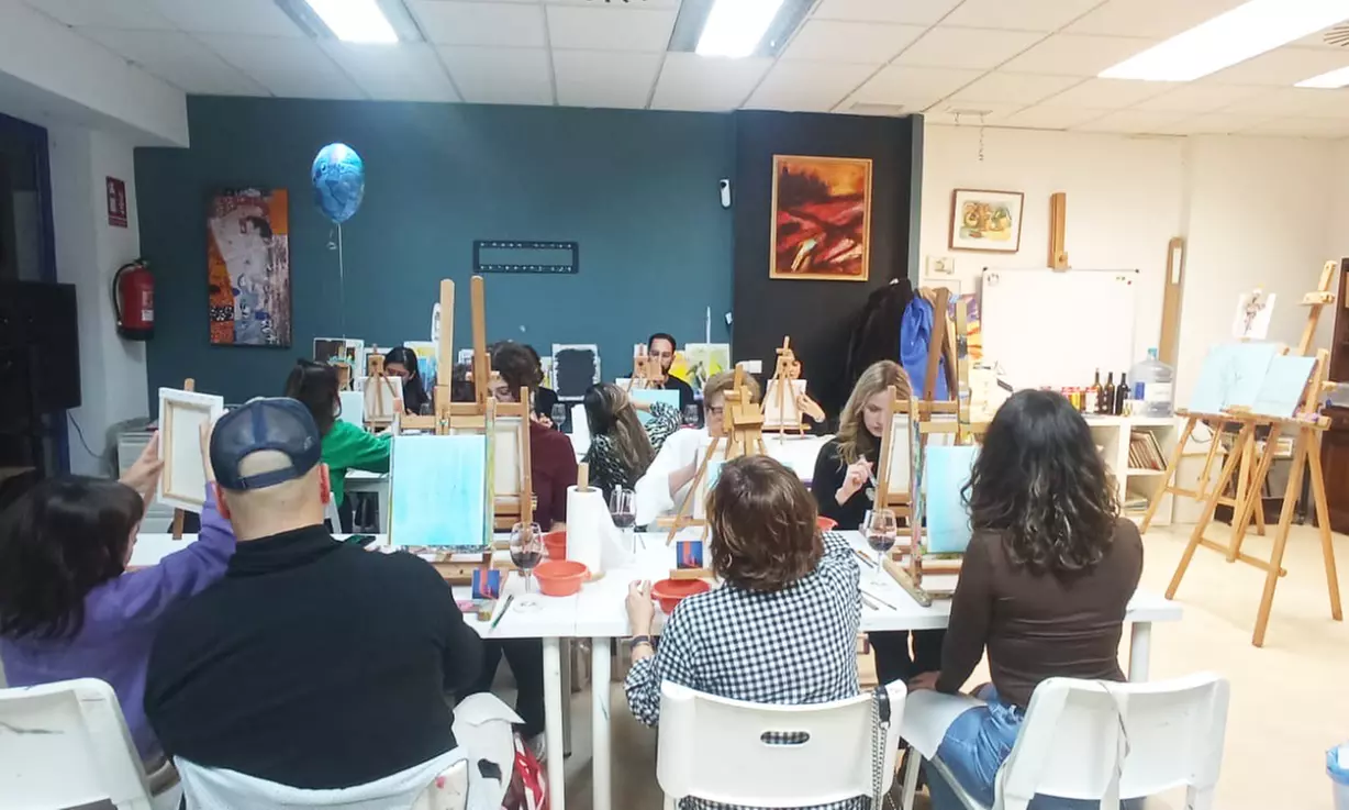 Arte y vino, el combo perfecto: taller creativo de pintura con vino